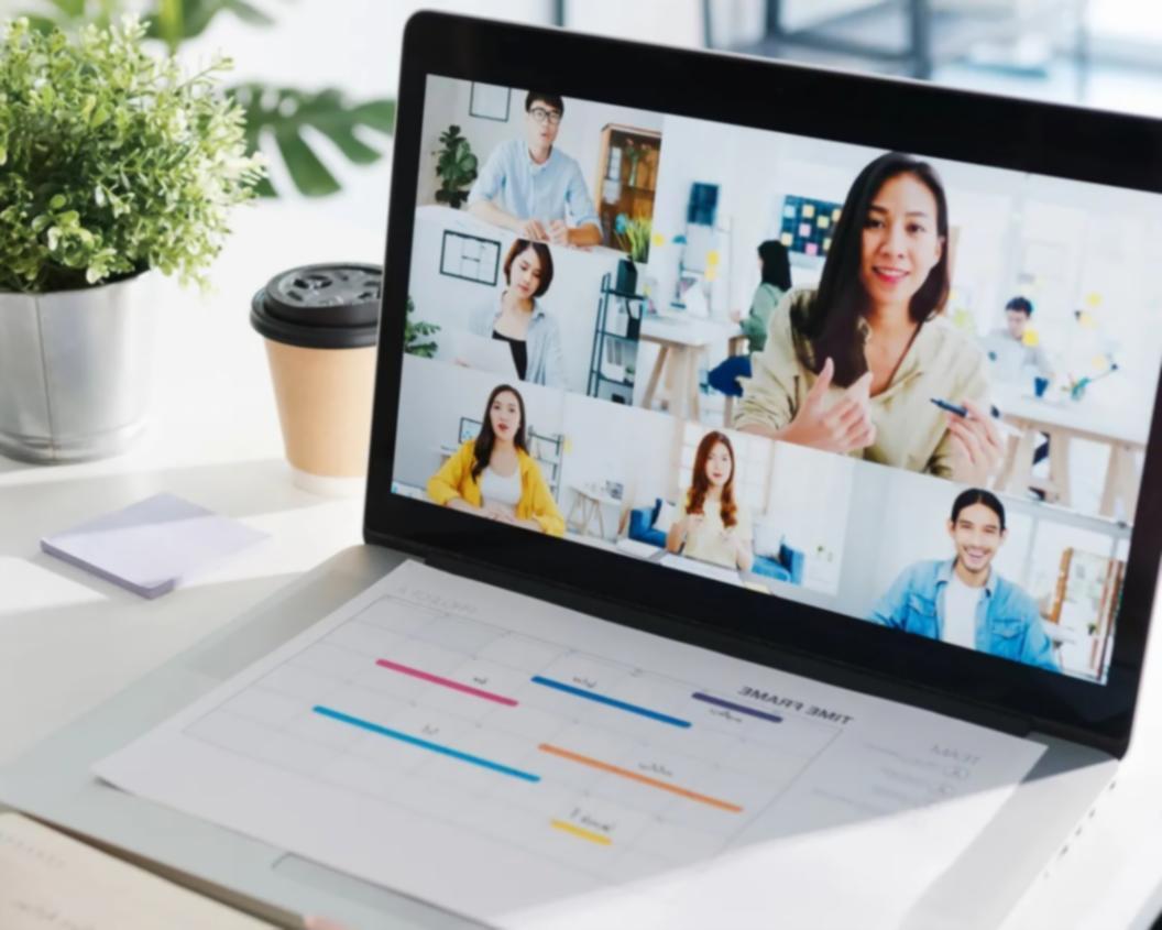 Apprenants suivant une formation en ligne sur l'optimisation de contenu